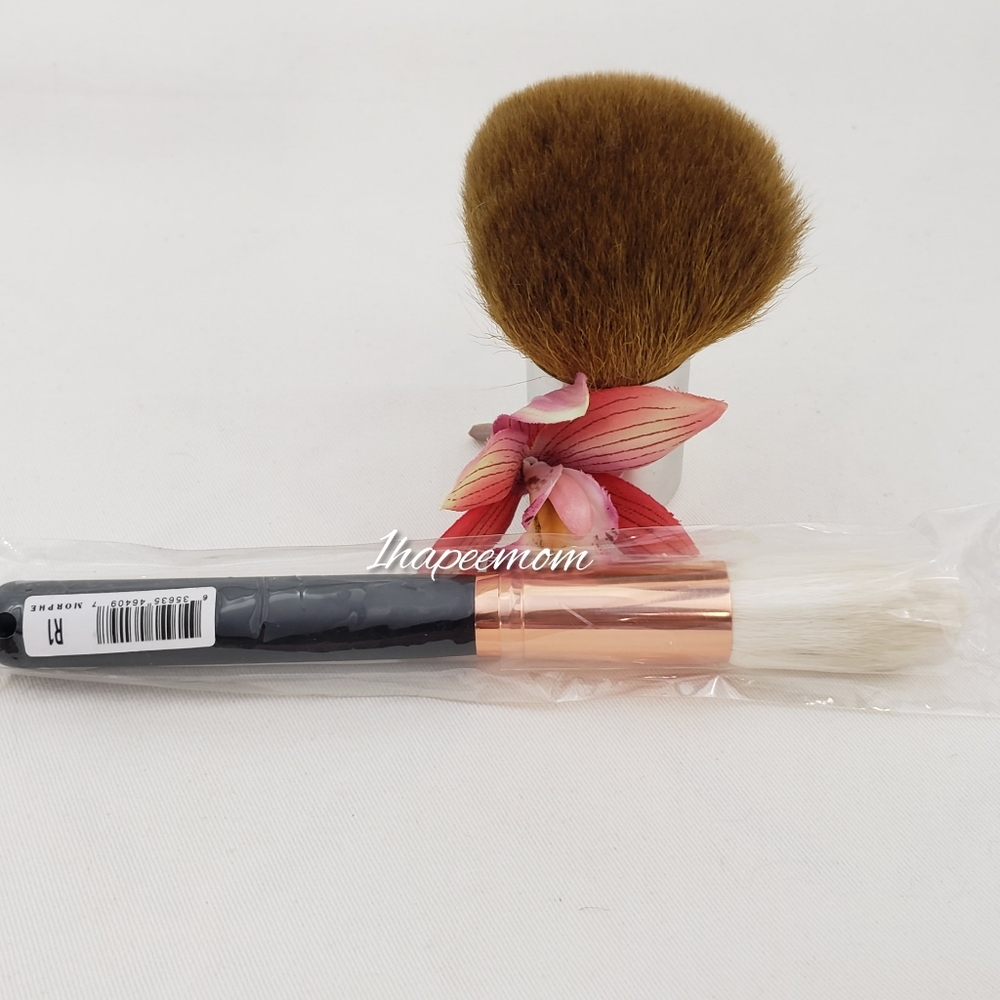 Morphe R7 Deluxe Pointed Powder Brush - Picture 4 of 7